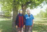 Две сестры Назаркина Т. Ф. и Мельникова Е. Ф. Под этими дубками они ещё в детстве играли. Фото Н. Шкрабо.