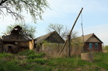 Слева остатки дома Микитиных и Ёлкиных, справа - дом Шарпиковых с уже закрытими ставнями на окнах...