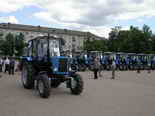 Тракторы "Беларус МТЗ-82" на площади им. В.И. Ленина в Унече. Фото Е. Бовтунова