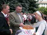 Хлебом-солью и песней встречает Унеча гостей. Фото Е. Бовтунова