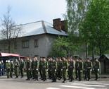 Напротив памятника воинам-танкистам Уральского добровольческого корпуса.