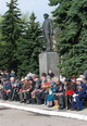 Ветераны ВОВ у памятника В. И. Ленину в ожидании начала движения к месту проведения праздничных торжеств