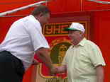 Глава администрации города В.Г. Перистый вручает денежные преми горожанам. Фото Е. Бовтунова.